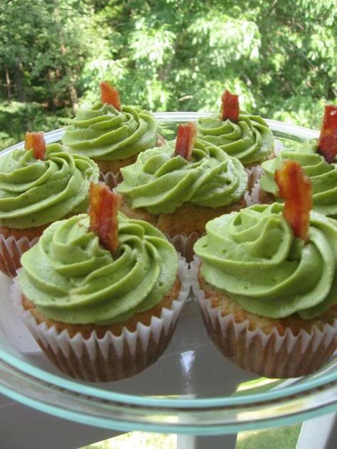 Cheddar chive bacon cupcakes with avocado frosting...  You have our attention. Savory Cupcakes, Avocado Frosting, Bacon Cupcakes, Cupcake Wars, Bowl Food, With My Love, Savoury Cake, Sweet Onion, Base Foods