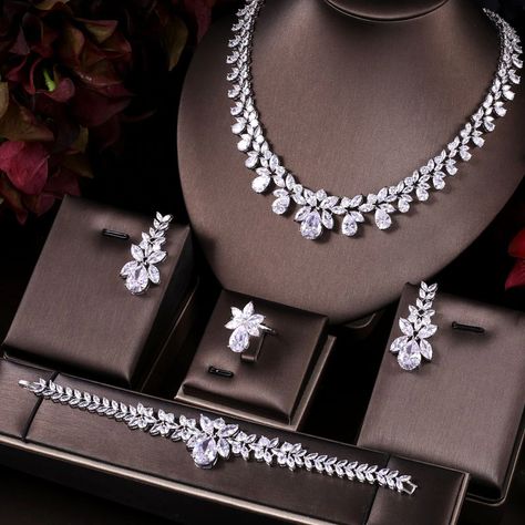 Jewellery Set Bridal, Jewelry For Bride, Luxury Diamond Jewelry, Fancy Jewellery Designs, Diamond Necklace Designs, Ring Crystal, Gold Jewelry Sets, Diamond Jewelry Necklace, Diamond Jewelry Designs