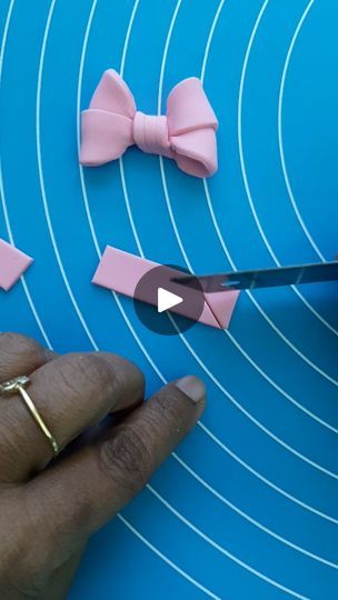 Fondant Bow Tutorial, Fondant Hair, Fondant Bows, Cake Decorating Fondant, Pink Tea Party, Fondant Bow, Marshmallow Fondant, Feels Like Summer, Minnie Mouse Bow