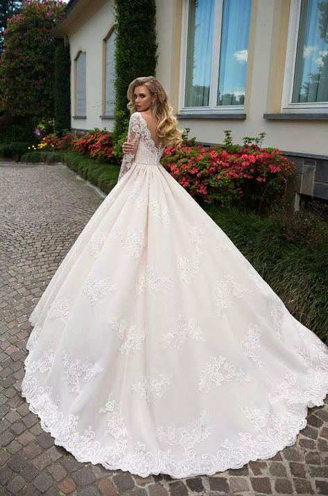 wedding dresses,wedding dress,wedding dress shopping,wedding,beautiful wedding dresses Elegant Wedding Dress With Long Train, Western Wedding Dresses Ball Gown, Wedding Dress Embroidered, Unique Wedding Dress, Wedding Dress Ideas, Bridesmaid Dressing Gowns, Pretty Wedding Dresses, Dress Idea, Cute Wedding Dress