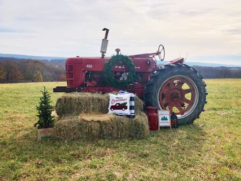 Farm Christmas Pictures With Tractor, Christmas Tractor Pictures Family Photos, Farm Christmas Mini Sessions, Tractor Mini Session, Christmas Picture Setup Ideas Outdoor, Country Christmas Photos, Christmas Mini Ideas Outdoor, Fall Tractor Photo Shoot, Tractor Christmas Mini Session