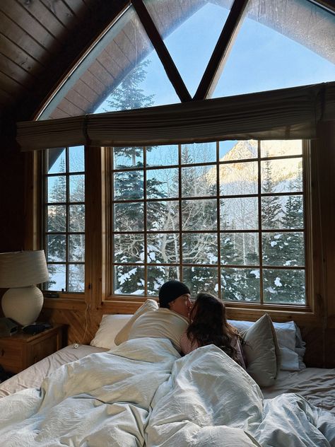 In love in the winter>> Winter Cabin Aesthetic, Libra Mars, Cozy Winter Cabin, Winter Romance, Winter Lodge, Cabin Trip, Cabin Aesthetic, Getaway Cabins, Winter Cabin