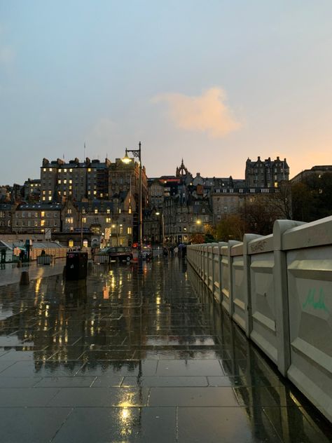 Edinburgh Scotland Aesthetic Rain, Rain In Edinburgh, Edinburgh Rain Aesthetic, Scotland Solo Travel, Edinburgh Laptop Wallpaper, Edinburgh Flat Aesthetic, Eidenburgh Scotland Aesthetic, Edinburgh Scotland University, Scotland Astethic