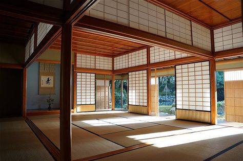 Traditional Japanese Living Room, Japanese Living Room, Japanese Home Design, Japanese Tea House, Traditional Japanese Architecture, Japanese Style House, Earthship Home, Traditional Japanese House, Japanese Interiors