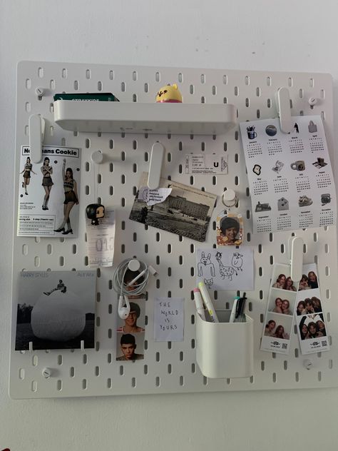 Pegboard Photo Display, Ikea Pinboard Ideas, Peg Board Desk Organization, Peg Board Wall Ideas, Minimalist Pegboard, Skadis Pegboard Ideas, Desk Peg Board, Ikea Peg Board Ideas, Pegboard Bedroom