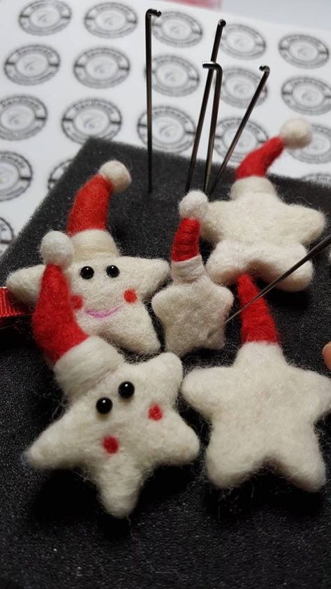 Needle Felting Christmas Gifts, Easy Needle Felted Christmas Ornaments, Needle Felted Decorations, Needle Felt Ornaments Christmas, Needle Felting Christmas Decorations, Needle Felted Star, Needle Felted Santa Claus, Thanksgiving Needle Felting, Felt Santa Ornament