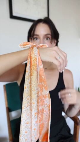 This fashion hack will blow your mind. Turn a regular silk scarf into the viral rose choker in just a few simple steps! How To Tie A Rosette Scarf, Rose Scarf Tutorial, Scarf Rose Knot, Scarf Flower Knot, How To Tie A Scarf Around Your Neck, Folding Scarves, How To Tie Bandana, Rose Choker, How To Make Rose