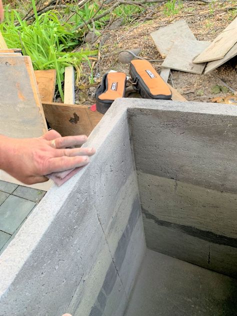 DIY large concrete planters-How to make it in one weekend | Houzewize Diy Cement Planters How To Make, Concrete Planter Boxes Diy, Big Concrete Planters, Cement Planters Diy Concrete Projects, How To Make Large Concrete Planters, Diy Concrete Planters Large Outdoor, Diy Large Cement Planters, Concrete Pots Diy Planters, Diy Tile Planter