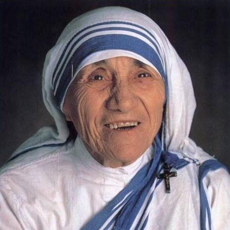 Mother Teresa with Shoulder Cross Katheryn Winnick, In Your Face, Old Woman, Charles Bukowski, Mother Teresa, Papa Francisco, Sophia Loren, Your Smile, Blessed Mother