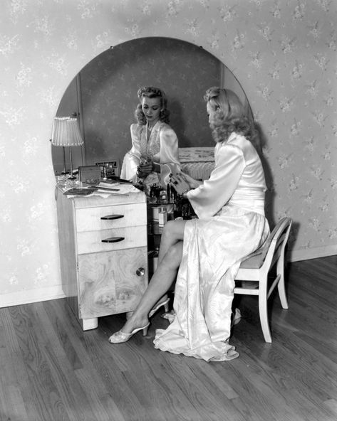 1940s Aesthetic, Old Hollywood Homes, Carole Landis, 1940s Woman, Vintage Hollywood Glamour, Hollywood Homes, Vintage Lifestyle, Vintage Glam, Vintage Vanity