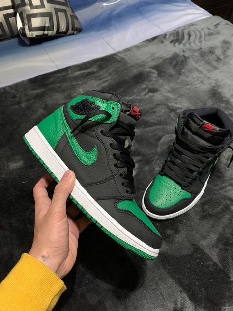 Jordan Verdes, Air Jordan 1 Pine Green, Jordan 1 Pine Green, Nike Shoes Air Force, Jordan Sneaker, Jordan Shoes Girls, All Nike Shoes, Nike Air Jordan 1 Mid, Nike Air Shoes