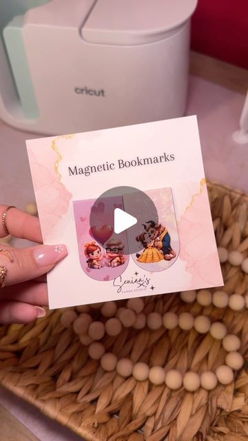 Jessenia- Birthday party decorations and Cricut Classes on Instagram Magnetic Bookmark Packaging Ideas, Magnetic Book, Diy Magnetic Bookmarks Cricut, How To Make Magnetic Bookmarks, Magnetic Bookmark Packaging, Magnetic Bookmarks Diy, Diy Magnetic Bookmarks, Bookmark Packaging, Custom Jewelry Packaging