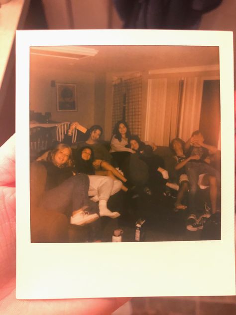 picture of a couple of friends sitting on a couch, hanging out Friends On Couch Aesthetic, 70s Friends Aesthetic, Housemates Aesthetic, 80s Friends Aesthetic, Polaroid Friends Aesthetic, Friends Sitting On Couch, Friends On Couch, 90s Teenagers, Childhood Friends Aesthetic