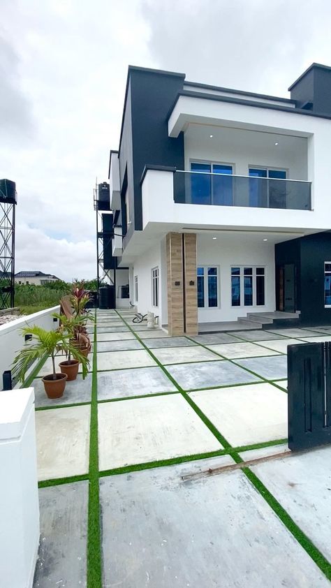 Kingspath Property on Instagram: “LUXURY CONTEMPORARY 5 BEDROOM DETACHED DUPLEX FOR SALE ‼️‼️ Location :📍2nd Toll gate Lekki, Lagos Price: N150M Features: All rooms en-…” Luxury Duplex House Design, Duplex Interior Design, Duplex Homes, Toll Gate, Duplex For Sale, Affordable House Plans, Duplex Design, Best Modern House Design, Building Plans House