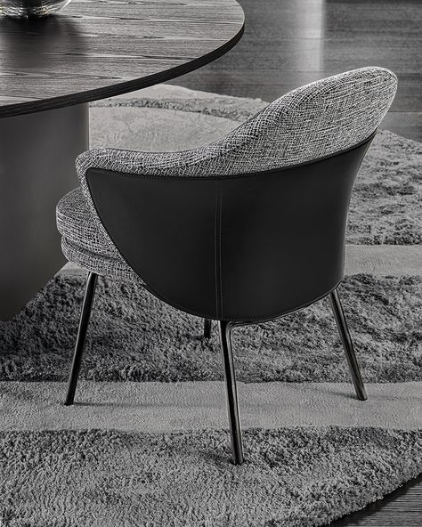 Angie dining chair, GamFratesi design. #minotti #gamfratesi #chair #angie Linen Dining Chairs, A Wing, Lounge Armchair, Luxury Dining, Upholstered Side Chair, Mid Century Chair, Linen Upholstery, Style Noir, Easy Chair