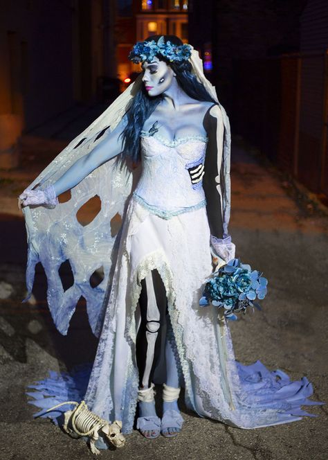 DIY Costume: The Corpse Bride Bride Costume Ideas, Corpse Bride Dress, Dead Bride Costume, Corpse Bride Makeup, Diy Fantasia, Halloween Bride Costumes, Bride Halloween, Corpse Bride Costume, Dead Bride