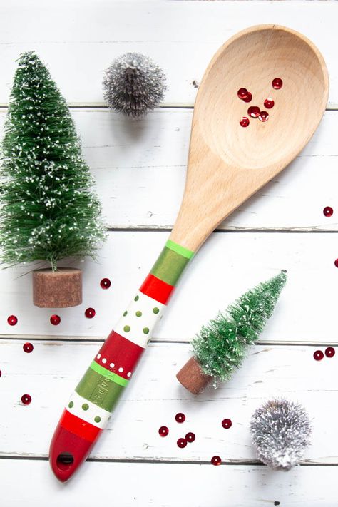 Painted Wooden Spoons for Christmas [Tutorial] Christmas Wooden Spoons Diy, Decorating Wooden Spoons, Wooden Spoon Ideas, Painted Wooden Spoons, Spoons Diy, Christmas Tutorial, Wooden Spoon Crafts, Homemade Teacher Gifts, Painted Spoons