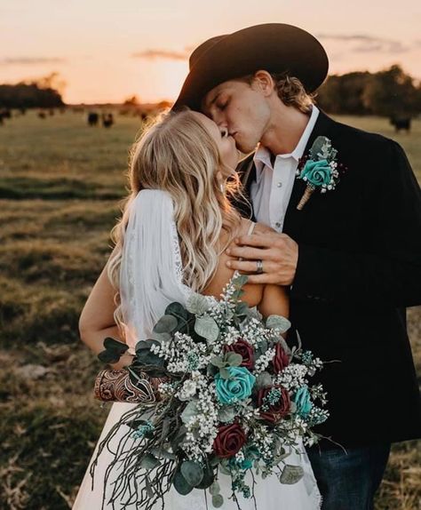 Country Wedding Pictures, Country Couple Pictures, Country Western Wedding, Country Wedding Photos, Cute Country Couples, Western Themed Wedding, Ranch Weddings, Country Couples, Cowboy Wedding