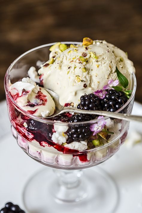 Blackberry and Pistachio Ice Cream Eton Mess British Desserts, Pistachio Ice Cream, Eton Mess, Trifle Recipe, Cold Desserts, Ice Cream Treats, Ice Cream Desserts, Köstliche Desserts, Homemade Ice