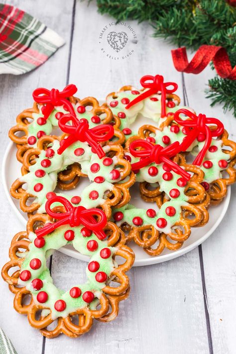 Pretzel Wreaths with a red licorice bow are an adorable and festive Christmas food craft idea! A favorite holiday treat. Consumable Gifts, Wreaths For Christmas, Snack Christmas, Christmas Food Crafts, Christmas Pretzels, Xmas Desserts, Ladybug Cake, Mini Pretzels, Small Microwave