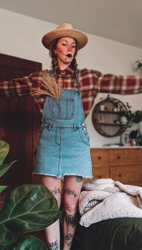 Last minute Halloween costume - scarecrow - DIY - scarecrow costume Dead Farmer Costume, Scare Crow Dress To Impress, Scarecrow Cute Costume, Last Minute Scarecrow Costume, Scarecrow Costume Aesthetic, Scarecrow Halloween Costume Ideas, Scarecrow Hairstyles, Diy Scarecrow Costume For Kids, Easy Scarecrow Costume Women