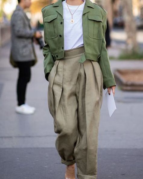 Go green ☘️ (📸 @wardrobeicons ) #outfitinspiration #khaki #gogreen #styling #personalstylist #croppedjacket #colorcombination Wardrobe Icons, Sarouel Pants, Military Chic, Military Looks, Olive Pants, Military Outfit, Looks Street Style, Street Style Inspiration, Spring Wardrobe