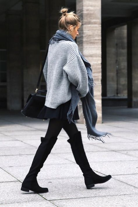 A Casual Way To Style Over-The-Knee Boots Minimalista Sikk, Over The Knee Boot Outfit, Knee Boots Outfit, Mode Tips, Looks Pinterest, Fashion Trends Winter, Mode Casual, Stil Inspiration, Looks Street Style