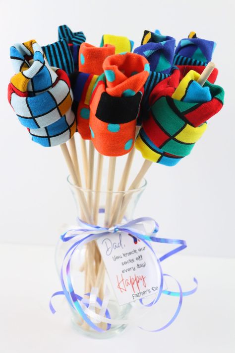 DIY Sock Bouquet ~ Nifty Thrifty DIYer How To Gift Wrap Socks, Wrap Socks As A Gift, Socks Gift Wrapping Ideas, Gifting Socks, Sock Party, Father's Day Crafts For Kids, Sock Bouquet, Cozy Socks Gift, Valentine Wreath Diy