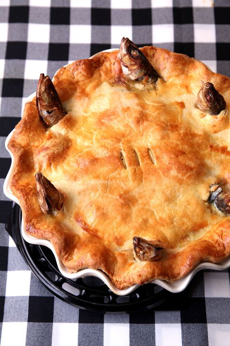 Stargazy Pie (English Sardine Pie) Pine Nuts Pasta, Savory Pies Recipes, Sardine Recipes, Linguine Recipes, Spicy Salad, Tiny Fish, Fish Pie, Savory Pies, Meat Pie