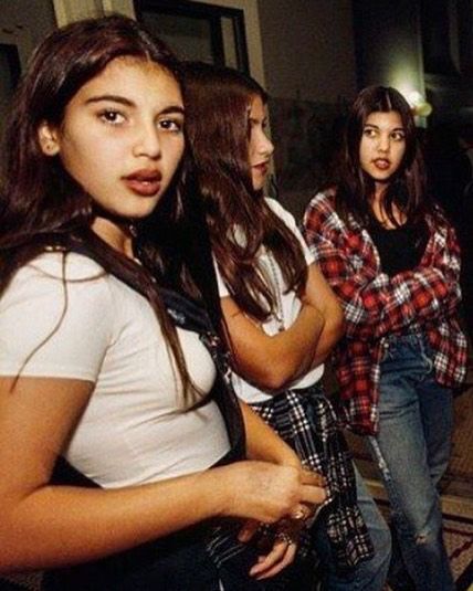 50 Unrecognizable Photos of the Kardashians  - Cosmopolitan.com Young Kim Kardashian, Estilo Chola, Looks Hip Hop, Estilo Kardashian, Kim And Kourtney, Kardashian Family, 90s Fashion Outfits, Teen Choice Awards, Kim K