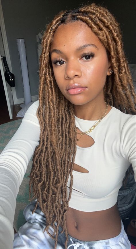 Crochet Blonde Faux Locs, Summer Faux Locs, Colour 30 Faux Locs, Light Brown Faux Locs Black Women, Faux Locs Highlights, Honey Blonde Faux Locs Black Women, Faux Locs Black And Blonde, Color 30 Faux Locs, Blonde Locs Black Women Dark Skin