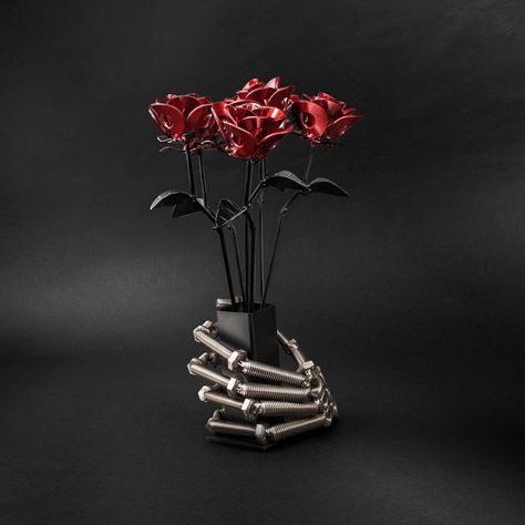 Welding Gifts, Hand Vase, Creepy Skeleton, Cool Welding Projects, Welded Metal Projects, Scrap Recycling, Metal Roses, Welding Crafts, Metal Figurines