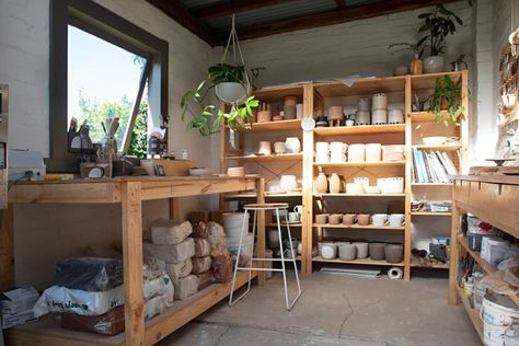 Ceramics Studio Ideas, At Home Pottery Studio, Pottery Studio Ideas, Pottery Studio Aesthetic, Home Ceramic Studio, Pottery Room, Home Pottery Studio, Backyard Art Studio, Dining Room Nook