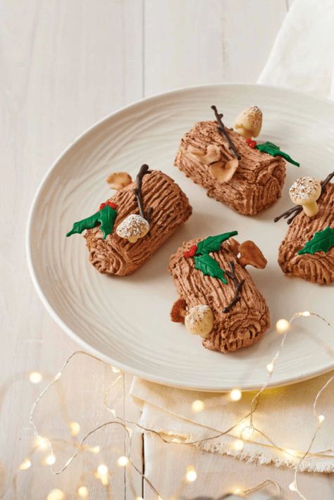 16 Adorable Mini Christmas Desserts From Around The World Mini Christmas Desserts, Vanilla Wafer Cookies, Christmas Desert, Toast Cups, Traditional Christmas Desserts, Yule Logs, Christmas Afternoon Tea, Desserts Around The World, Mushroom Cookies