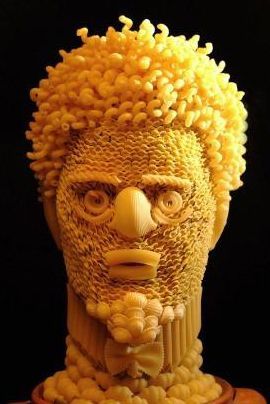 I think this is supposed to be 'N Sync Justin Timberlake...not sure though.  lol Macaroni Art, Noodle Art, Pasta Art, Food Sculpture, Fruit And Vegetable Carving, Amazing Food Art, Fotografi Kota, Vegetable Carving, Food Carving