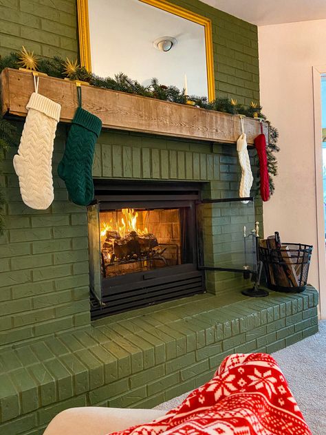 Green Brick Fireplace, Christmas Fireplace Mantle Decorations, Rustic Wood Mantle, Christmas Fireplace Decor Ideas, Christmas Fireplace Decorations, Green Fireplace, Cozy Christmas Fireplace, Retro Fireplace, Painted Mantle