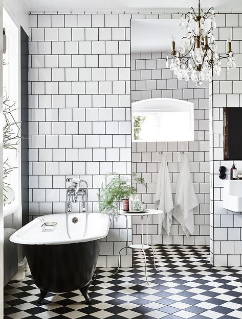 30 Vintage and Grandiose Checkered Bathrooms Claw Foot Bathtub, Tiled Bathroom, Bathroom Chandelier, Black And White Bathroom, Industrial Style Home, Black White Bathrooms, White Bathroom Designs, White Bathroom Tiles, Victorian Bathroom