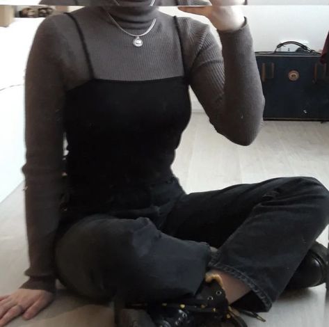 Turtleneck Layering Outfit, Turtle Neck Outfit Women Casual, Gray Turtleneck Outfit, Turtleneck Outfit Aesthetic, Turtle Neck Layering Outfit, Grey Turtleneck Outfit, Grey Pullover Outfit, Fitted Top Outfit, Turtleneck Outfit Winter