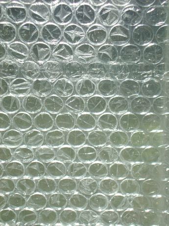 How to Bubble Wrap Windows for Winter Warmth Bubble Wrap Window Insulation, Bubble Wrap Windows, Bubble Wrap Insulation, Home Maintenance Tips, Paper Overlay, Homemade Generator, Drafty Windows, Guest Bedroom Makeover, Home Insulation