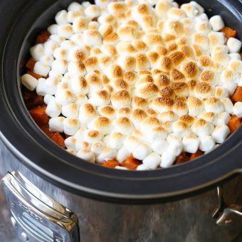 Slow Cooker Sweet Potato Casserole, Thanksgiving Crockpot Recipes, Crock Pot Sweet Potatoes, Marshmallow Topping, Sweet Potato Side Dish, Sweet Potato Sides, Slow Cooker Sweet Potatoes, Crockpot Casserole, Sweet Potato Recipes Casserole