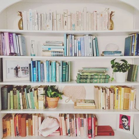 Rainbow Shelves Book, Bookshelf Styling Rainbow, Bookshelf Styling Colorful, Rainbow Bookshelf Aesthetic, Colorful Bookshelf Styling, Bookcase Organisation, Rainbow Bookshelf Styling, Cute Bookshelf Aesthetic, Bookshelf Organization Aesthetic