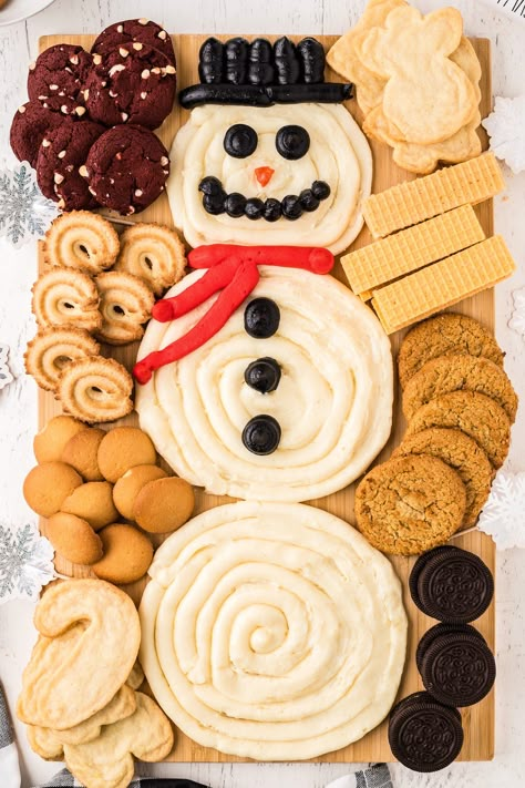 A sweet spin on the viral butter board trend, this Snowman Buttercream Board is as yummy as it is festive! Fun frosting and cookies! Buttercream Board Snowman, Snowman Frosting Board, Christmas Cookie Trays Presentation, Buttercream Cookie Board, Cute Desserts Christmas, Holiday Party Boards, Holiday Desert Board, Butter Cream Board Christmas, Cookie Charcuterie Board Christmas