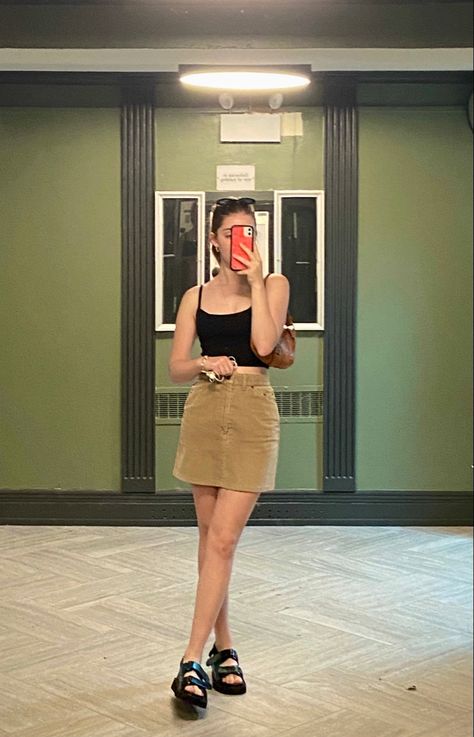 Cordrouy Skirt Outfit, Style Corduroy Skirt, Outfits With Corduroy Skirt, Brown Skirt And Black Top, Tan Denim Skirt Outfit, Tan Courderoy Skirt Outfits, Courdaroy Skirt Outfit, Khaki Denim Skirt Outfit, Khaki Skort Outfit