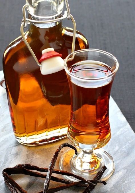 Homemade Amaretto, Homemade Spirits, Amaretto Recipe, Homemade Liqueur, Homemade Extracts, Exquisite Food, Paleo Drinks, Homemade Alcohol, Thanksgiving Food Sides