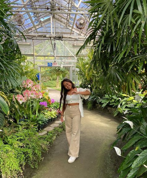 Outfits For Botanical Gardens, Botanical Garden Outfit Summer, Botanical Garden Pictures, Greenhouse Instagram Pictures, Botanical Garden Picture Ideas, Botanical Garden Poses, Botanical Gardens Outfit, Garden Instagram Pictures, Greenhouse Outfit