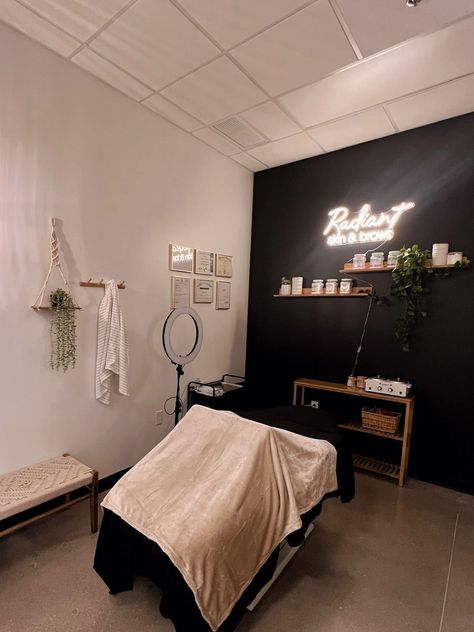 Black And Beige Esthetician Room, Black And Wood Esthetics, Relaxing Esthetician Room, Black And Beige Lash Room, Beauty Esthetician Room, Minimal Esthetician Room, Esthetics Room Layout, Black Spa Esthetic, Black Wall Spa Room