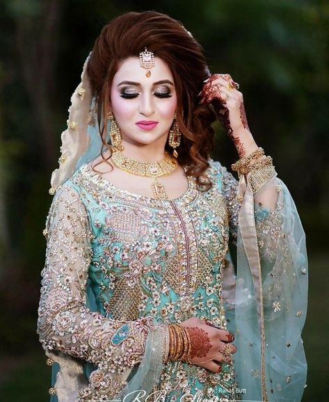 Pakistani Bridal Makeup Hairstyles, Wedding Hairstyles Pakistani, Kiran Bedi, India Wedding Dress, Hairstyles Pakistani, Bridal Mehndi Dresses, Indian Wedding Gowns, Pakistani Women Dresses, Pakistani Bridal Makeup