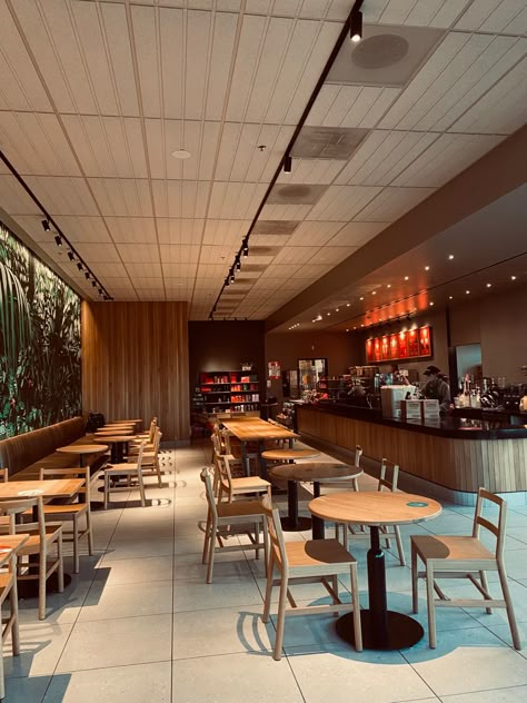 Starbucks Inspired Kitchen, Starbucks Shop Design, Starbucks Cafeteria Interior Design, Starbucks Interior Aesthetic, Starbucks Cafe Interior, Starbucks Interior Design, Starbucks Table, Starbucks Restaurant, Starbucks Cafeteria