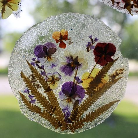 Flower Pressing Crafts, Clear Glue Suncatchers, Diy Clear Glue, Clear Glue Crafts, Farmers Market Crafts, Sun Catchers Diy, Wax Paper Crafts, Glue Suncatcher, Dried Flower Crafts