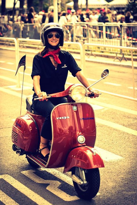 Vespa Helmet, Vespa Bike, Italian Scooter, Classic Vespa, Retro Scooter, Vespa Px, Vespa Girl, Vespa Scooter, Motorcycles And Scooter